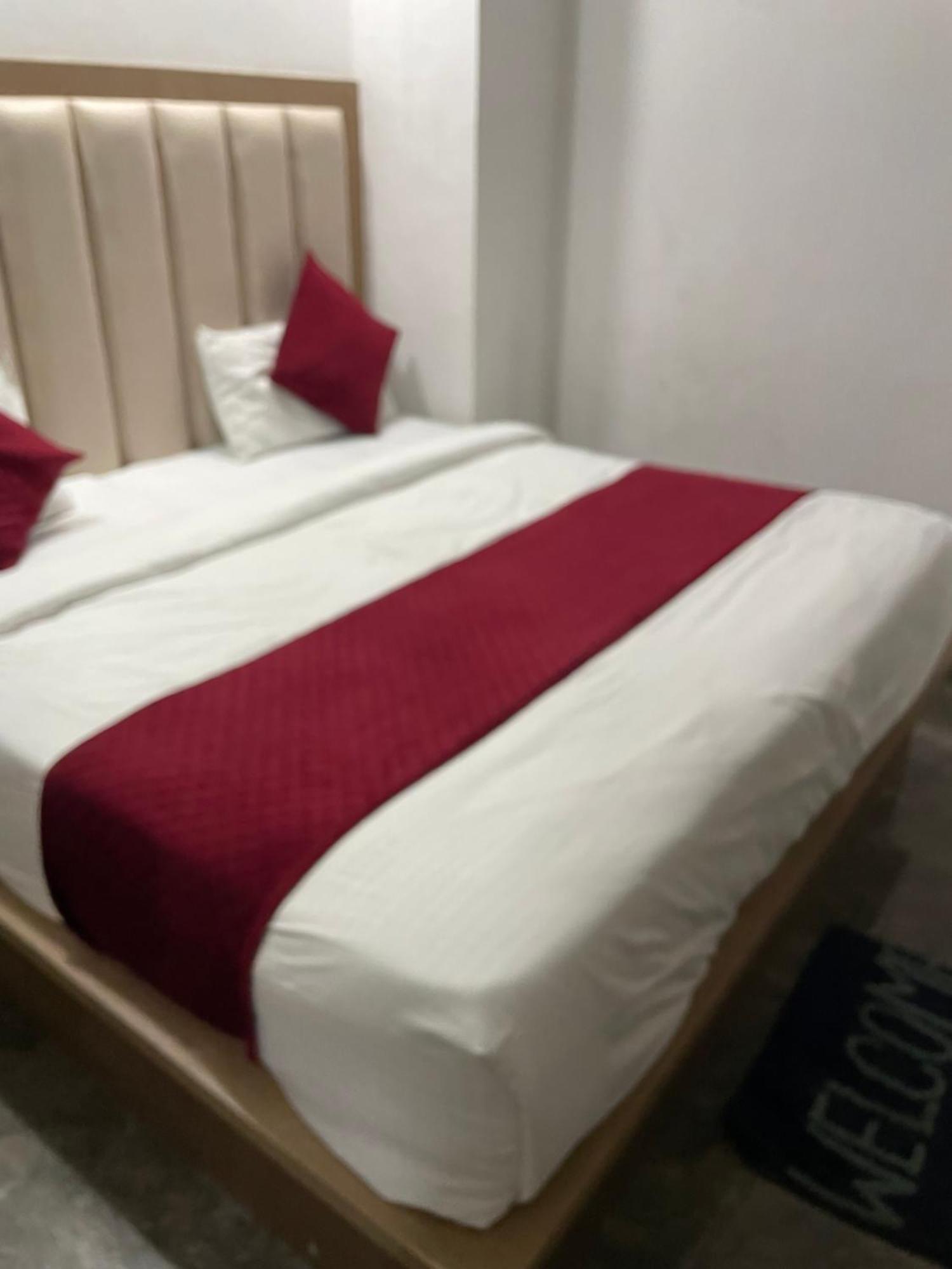 Hotel Golden Door Mathura Zewnętrze zdjęcie