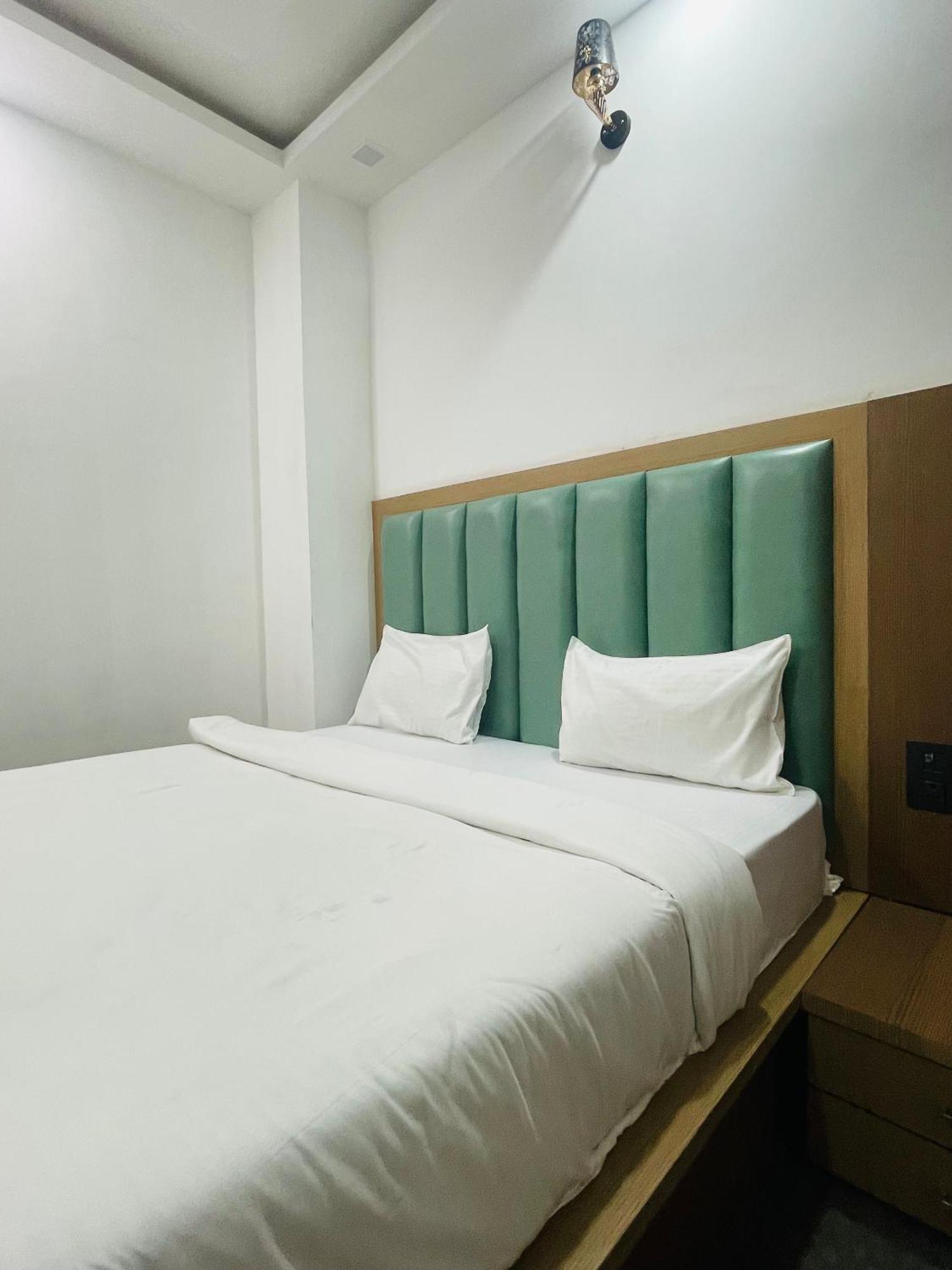 Hotel Golden Door Mathura Zewnętrze zdjęcie