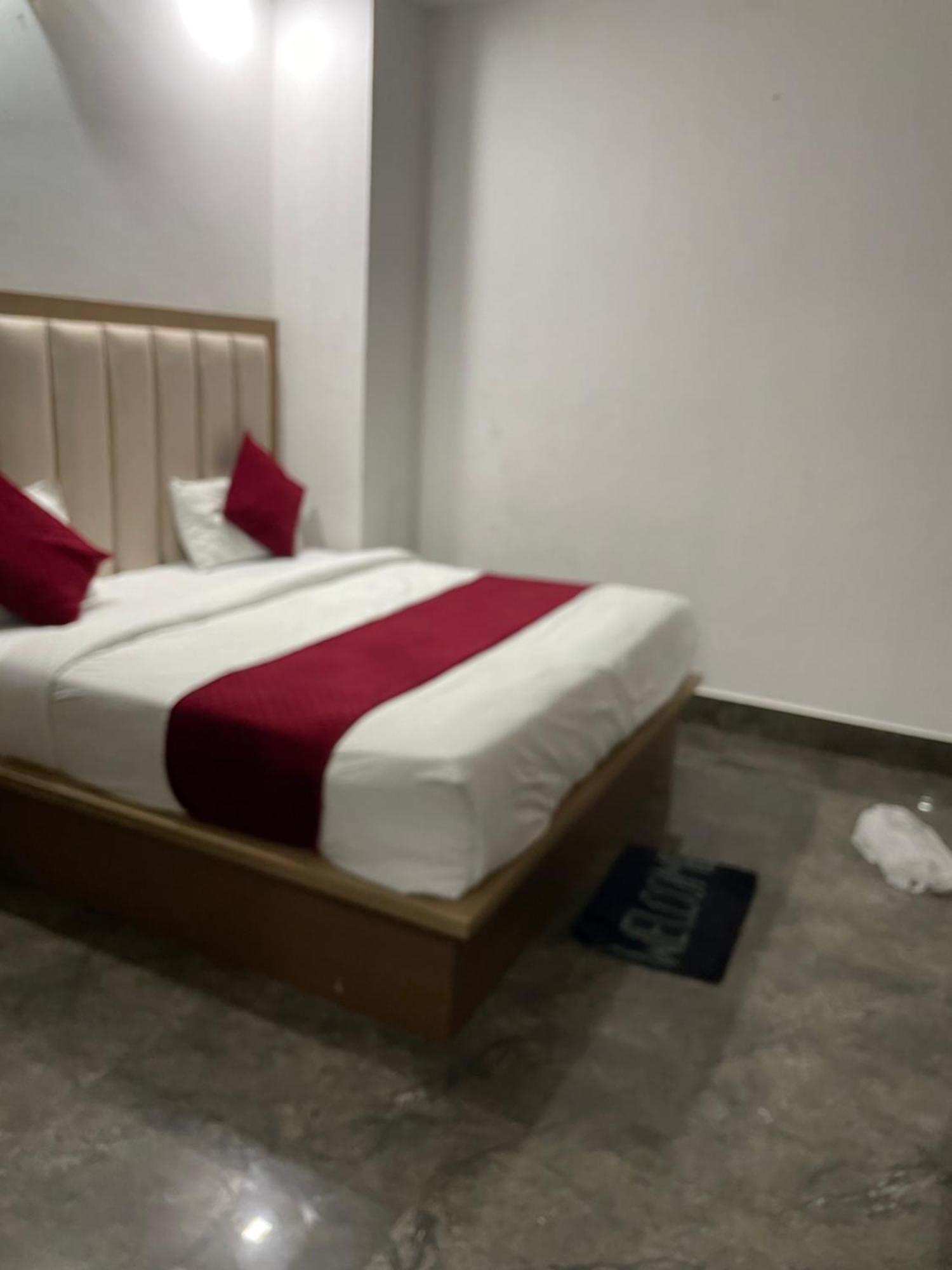Hotel Golden Door Mathura Zewnętrze zdjęcie